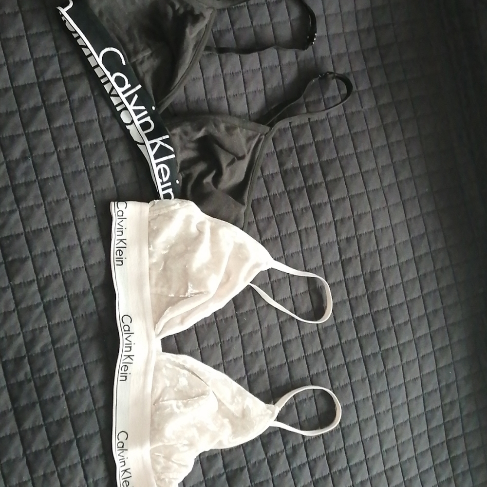 2  Size M Calvin Klein Braletts
